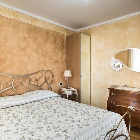 B&B La Petite Maison Puegnago Quarto foto