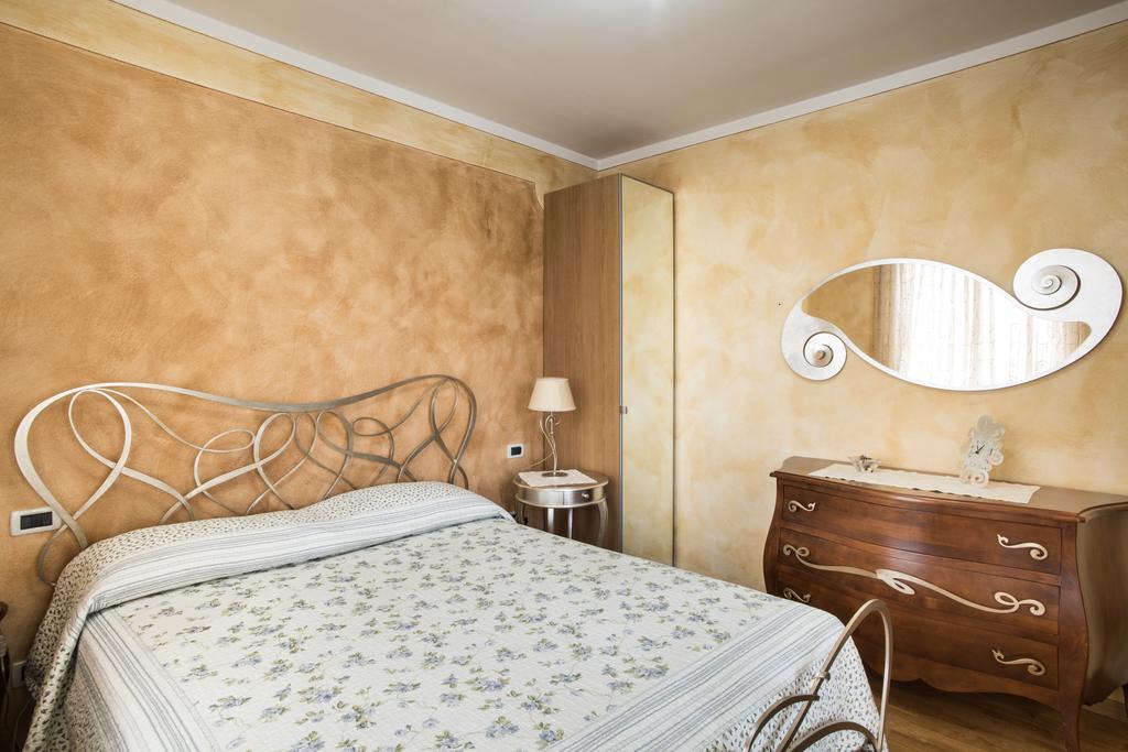 B&B La Petite Maison Puegnago Quarto foto